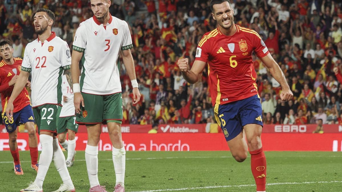 Mikel Merino celebra uno de los goles contra Bulgaria.