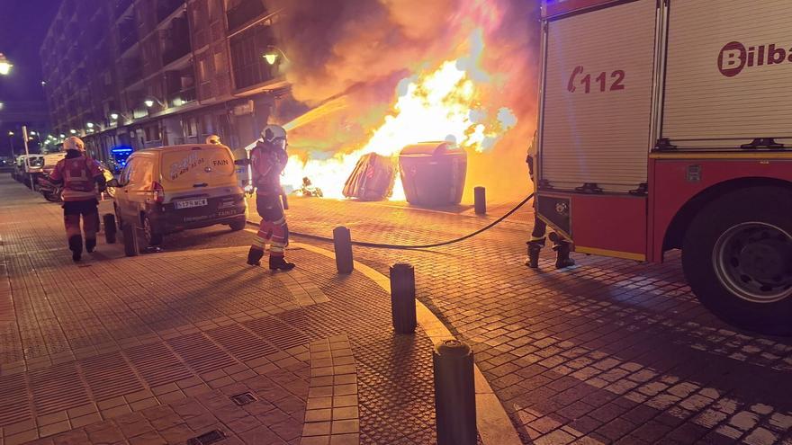 Detienen al autor confeso de la quema de varios contenedores en Zorrotza con un mechero trucado
