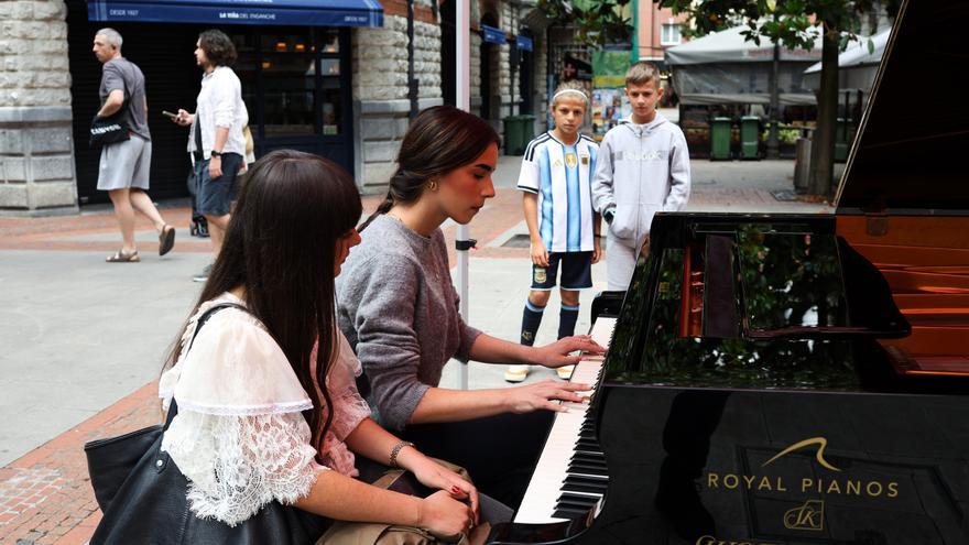 Un David Bowie resucitado toca para Bilbao desde sus pianos en la calle