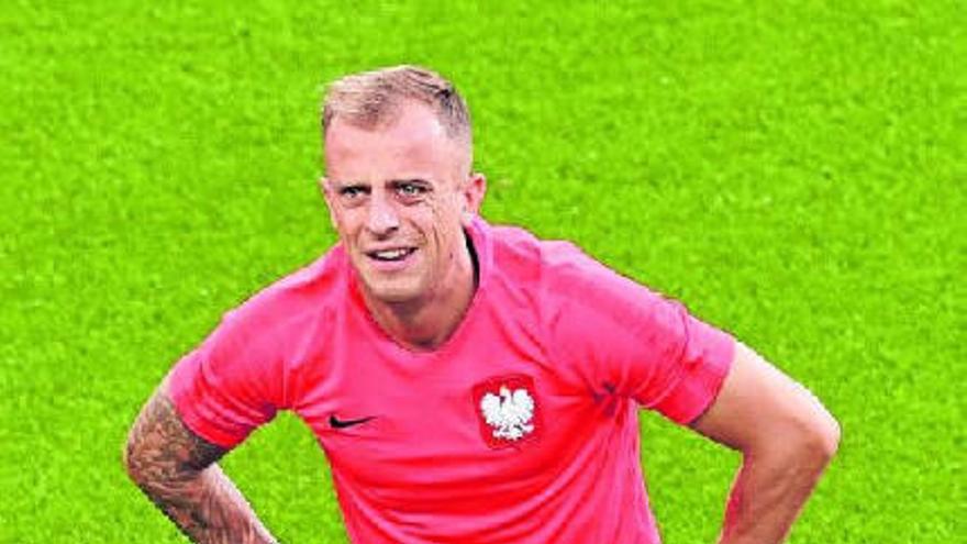 Kamil Grosicki realiza estiramientos en el entrenamiento de ayer.