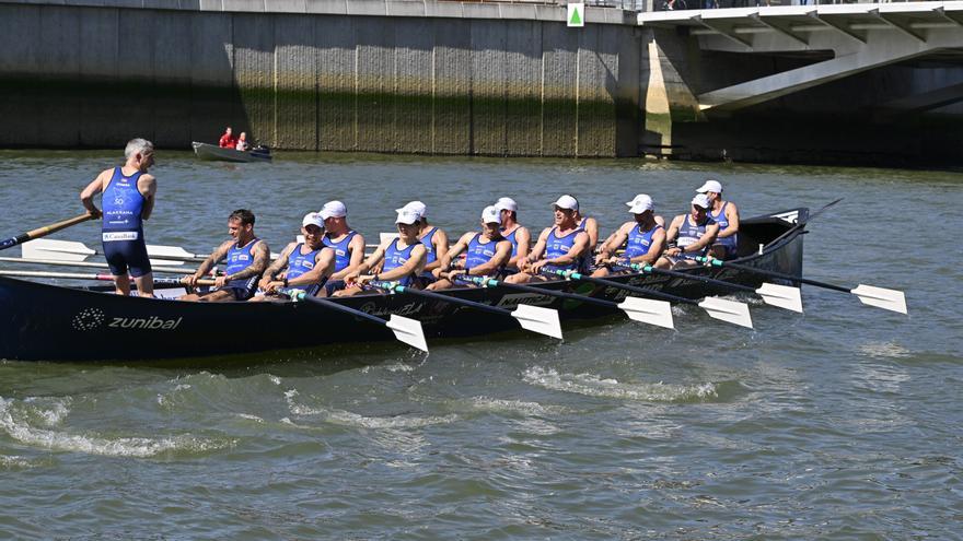 15 traineras en la regata Alakrana en Urdaibai