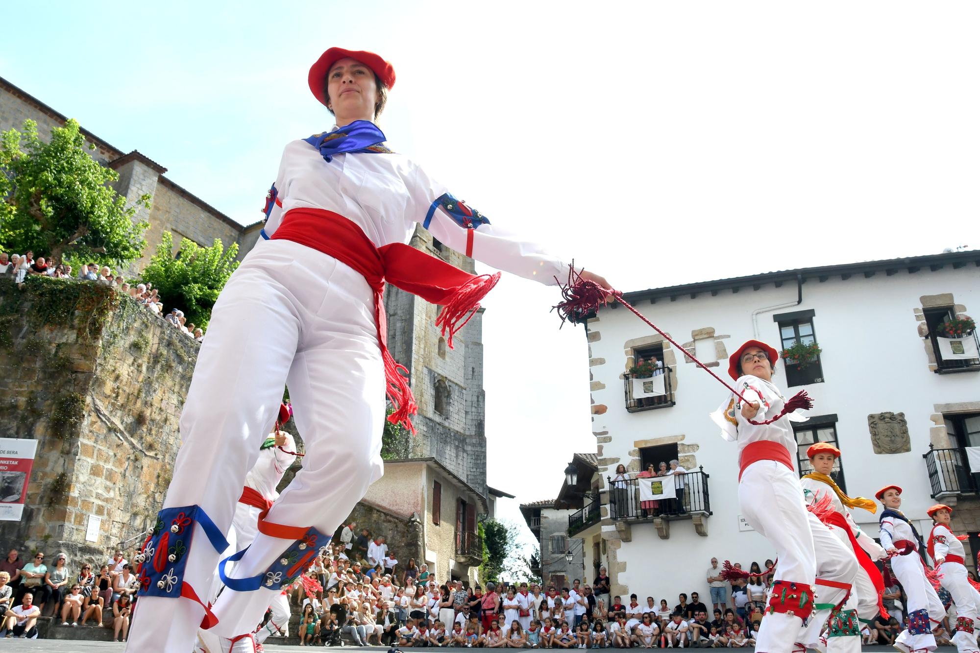 Bera celebra su día grande a ritmo de dantzas