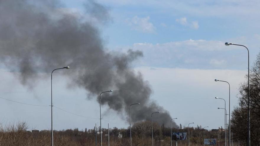 Una columna de humo asciende desde el aeropuerto Dnipro.