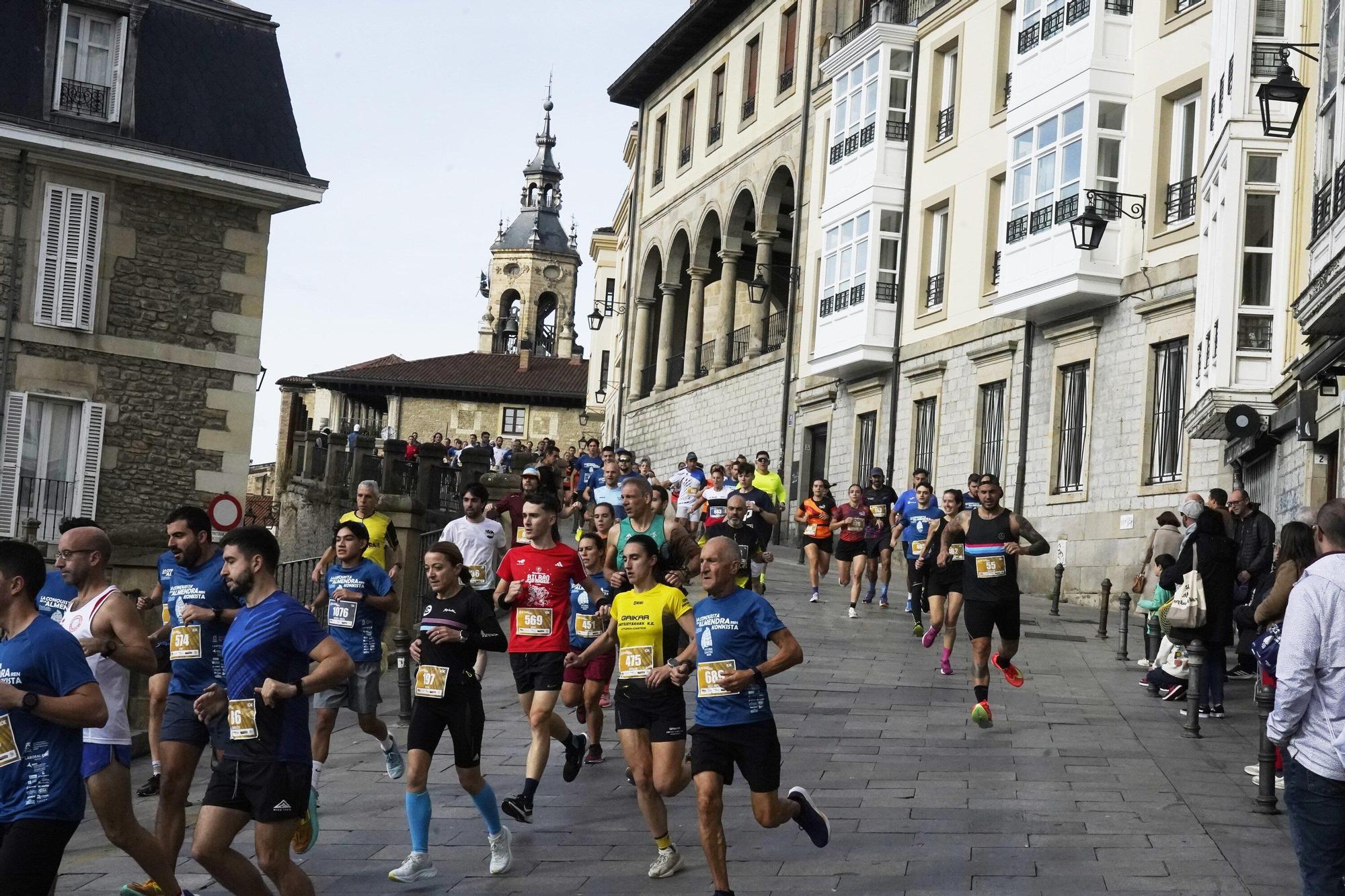 En imágenes: Miles de personas conquistan la Almendra de Gasteiz