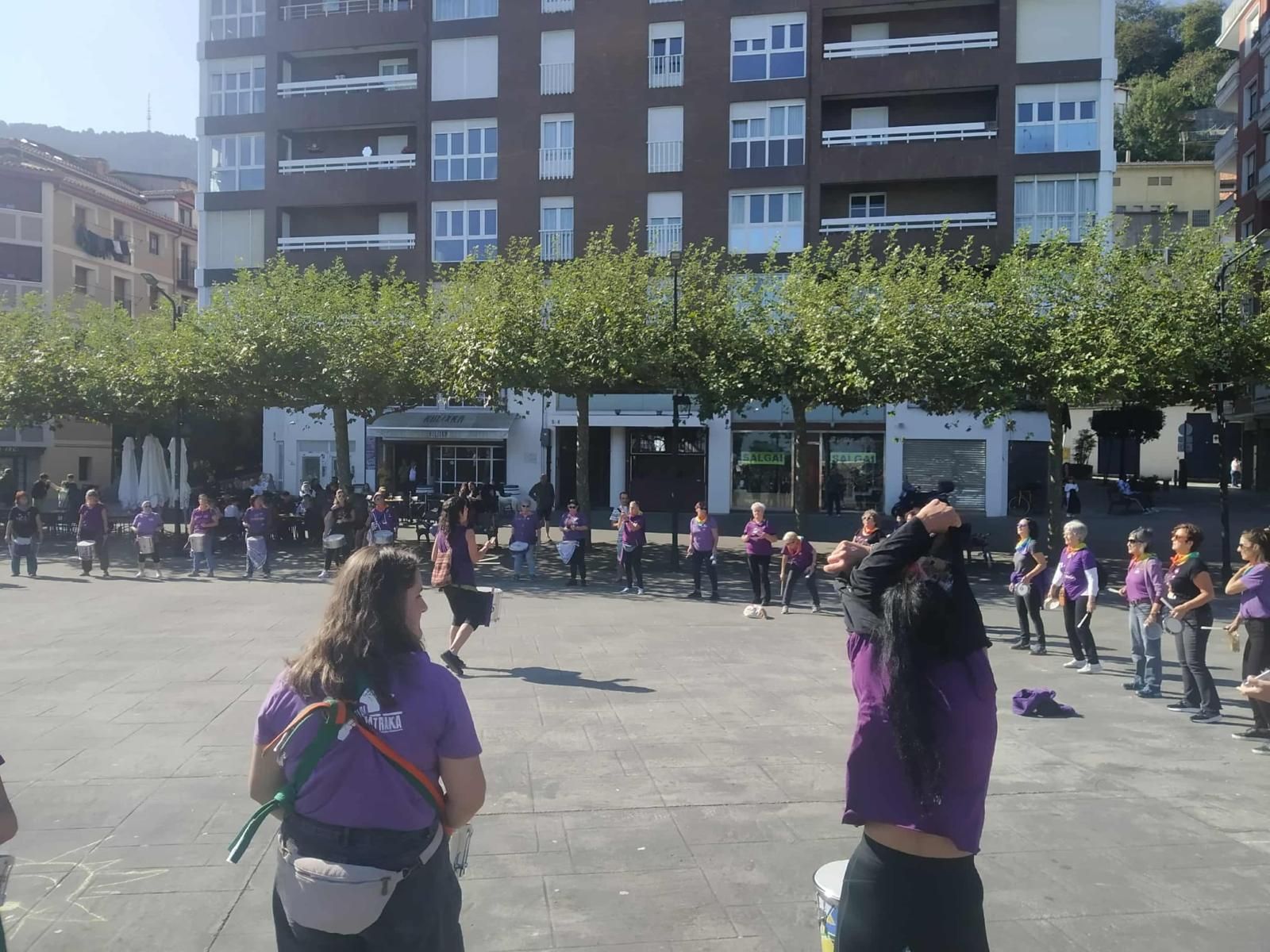 En imágenes: Ondarroa celebra el Día del Abrazo a la Diversidad