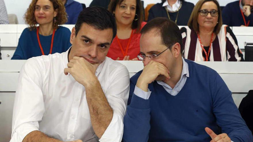 El secretario general del PSOE, Pedro Sánchez (iz) y el secretario de Organización, César Luena, durante la reunión del Comité Federal este sábado en Madrid.