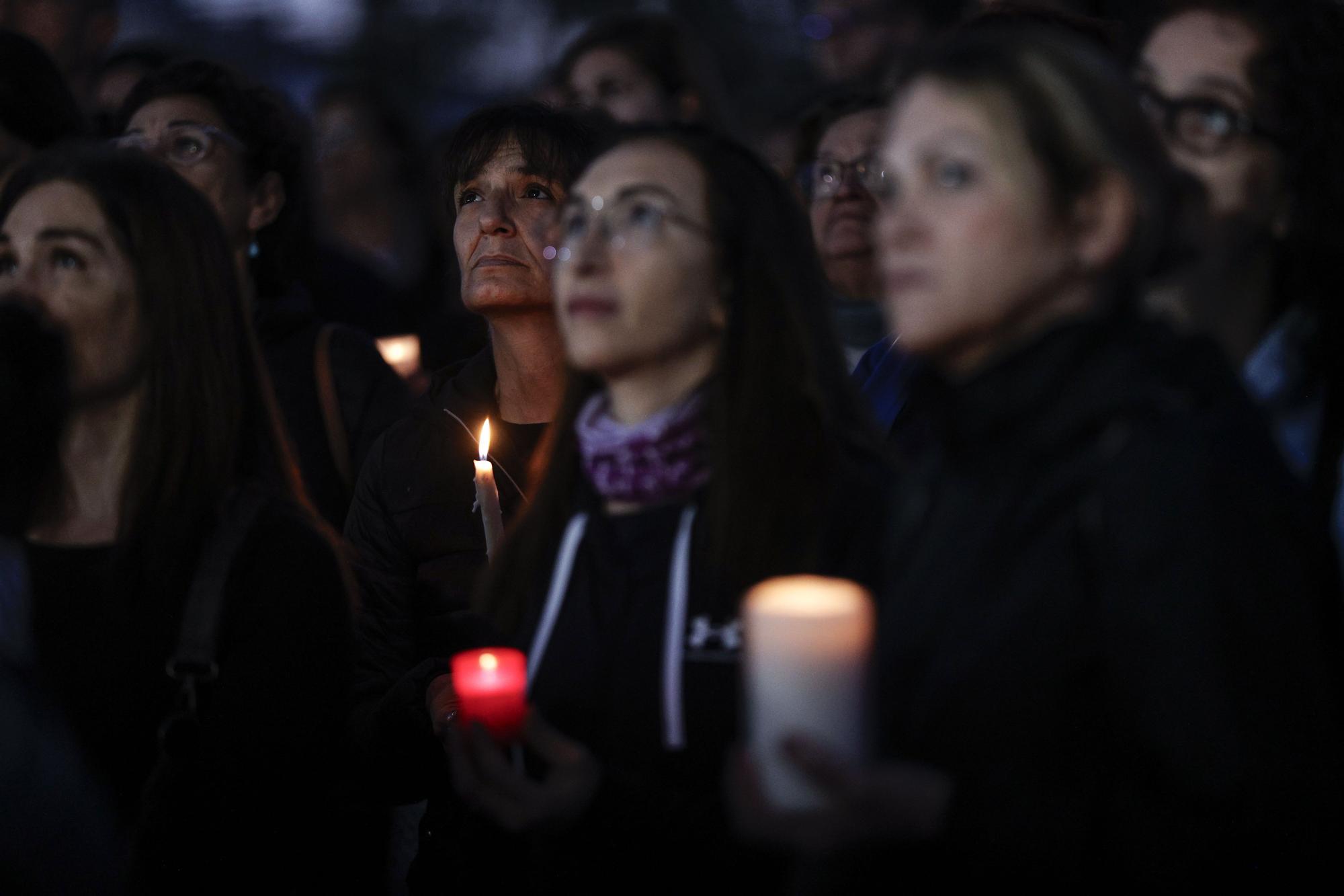 En imágenes: Decenas de velas en la rambla del Poyo homenajean a los fallecidos en la dana
