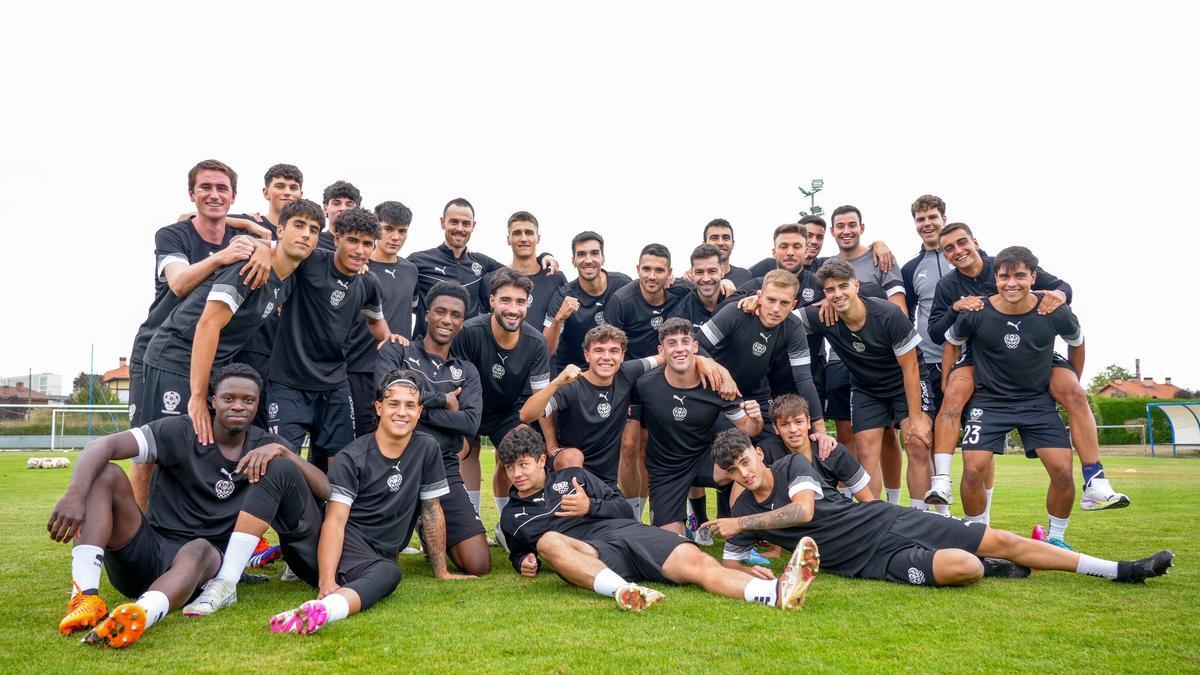 Un San Ignacio muy ilusionado por el inicio de la nueva temporada posa sobre el césped de Betoño.