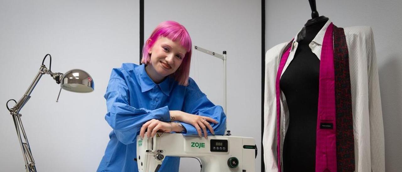 Una joven diseñadora de moda maximalista y sostenible