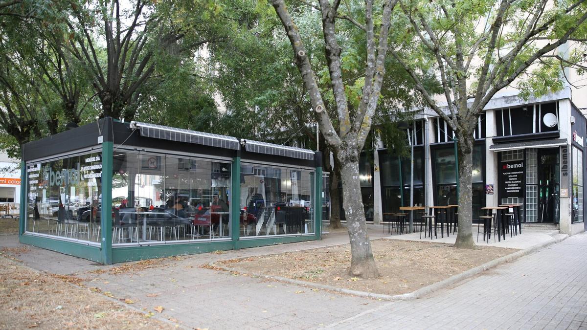 Amplia terraza acristalada en el exterior del local.