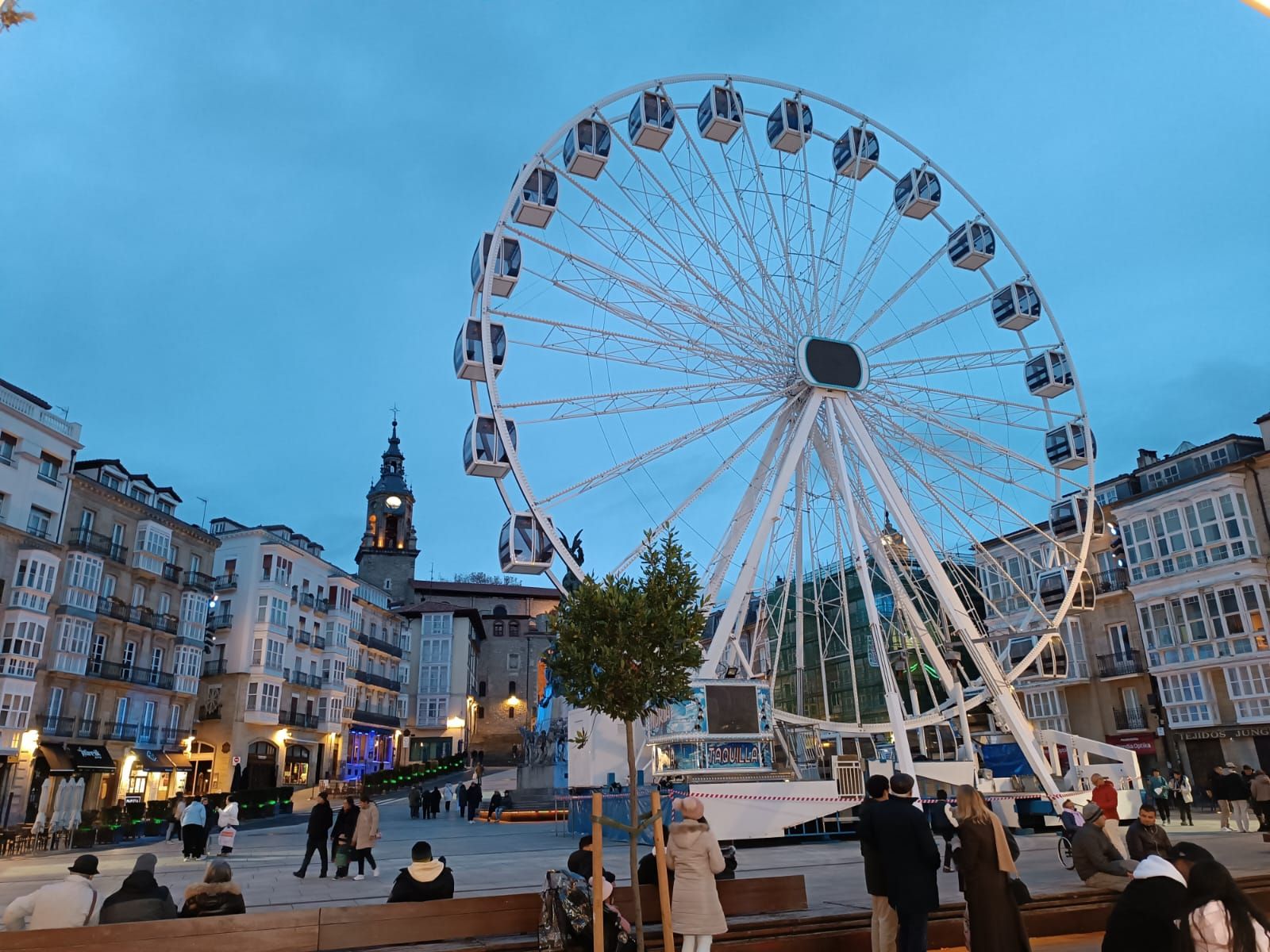 En imágenes: La noria ya está en Vitoria