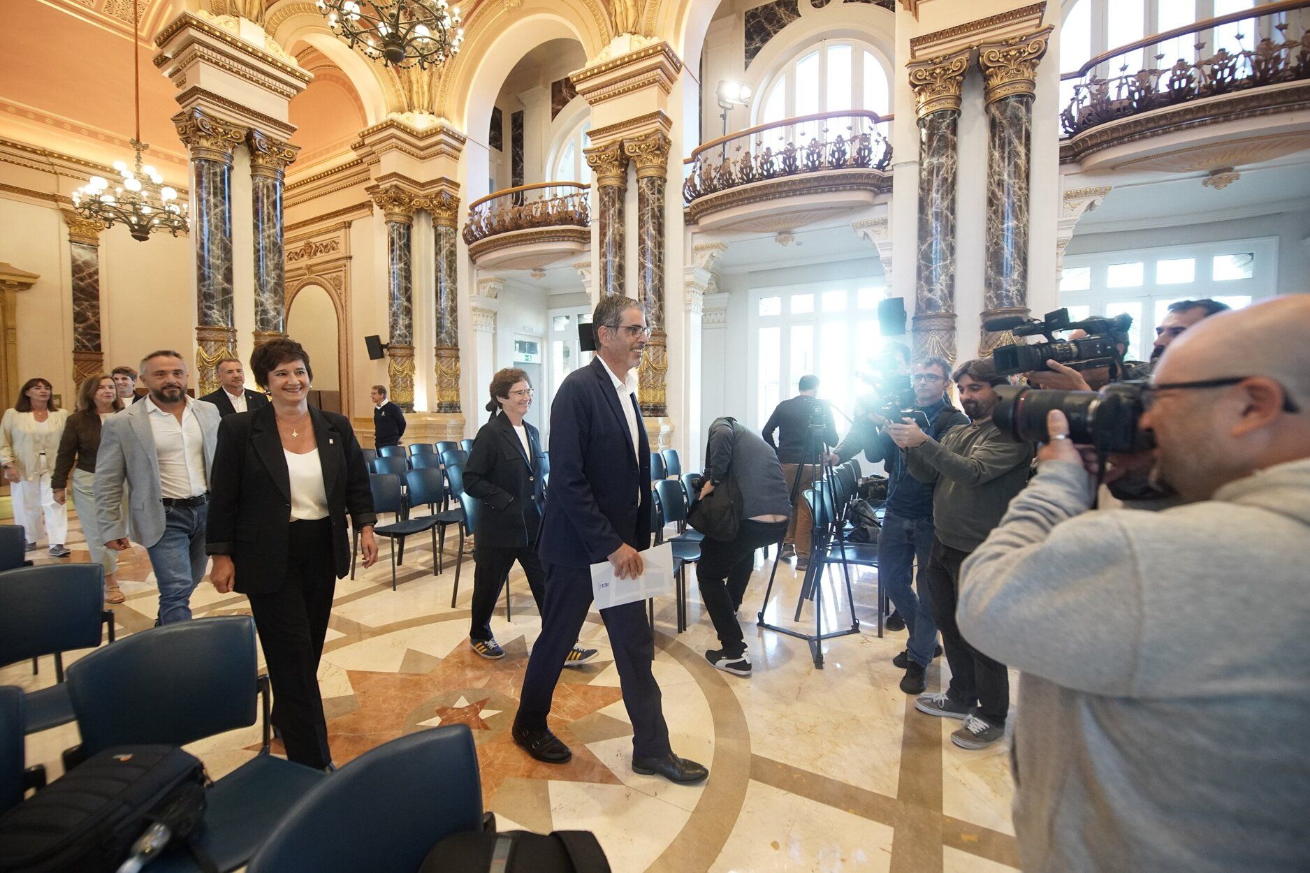 El alcalde de Donostia, Eneko Goia, llega a la comparecencia en la que ha anunciado su adiós