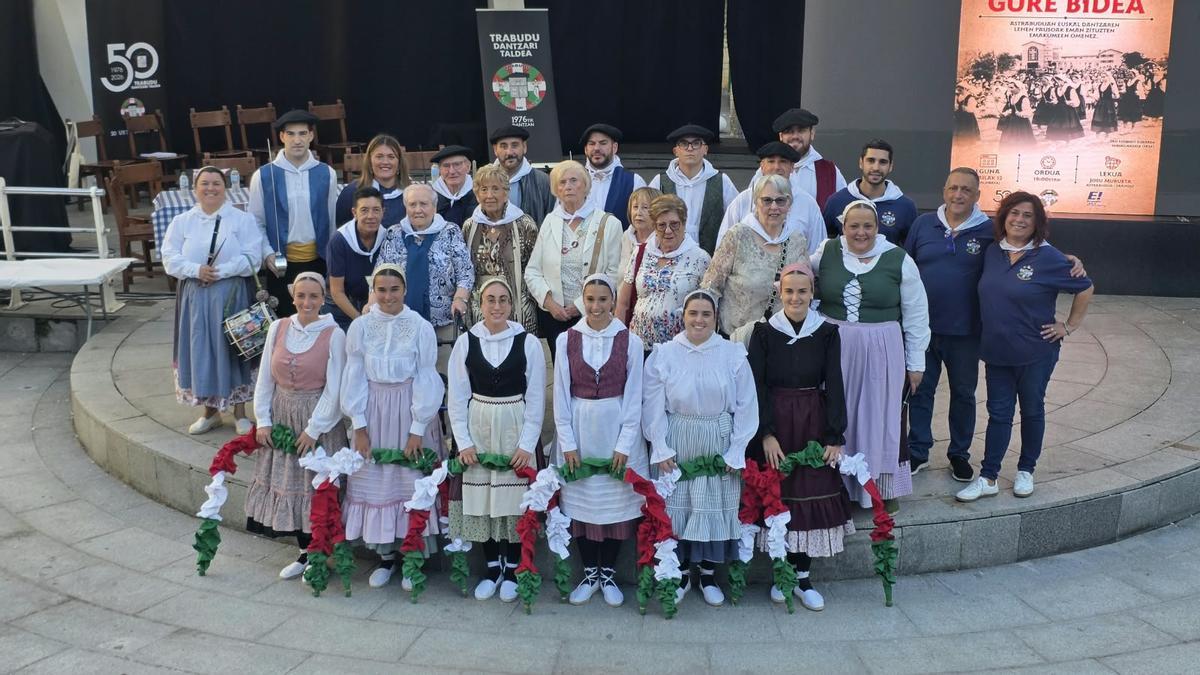 Las mujeres homenajeadas, junto a integrantes actuales de Trabudu Dantzari Taldea. / TRABUDU Las mujeres homenajeadas, junto a integrantes actuales de Trabudu Dantzari Taldea. / TRABUDU