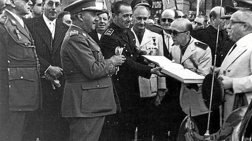 Franco, junto a Arias Navarro, dispuesto a firmar en el libro de honor de Tudela.