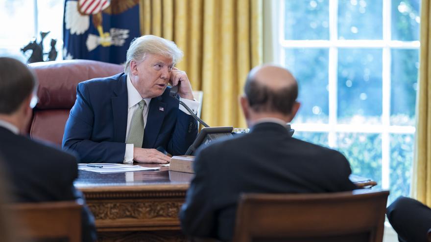 Trump anuncia que los barcos petroleros empiezan a salir del estrecho de Ormuz tras el pacto con Irán
