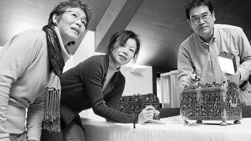 Los especialistas nipones Kawamura (i), Takeuchi (c) y Yamashita (d), ayer en la rueda de prensa.