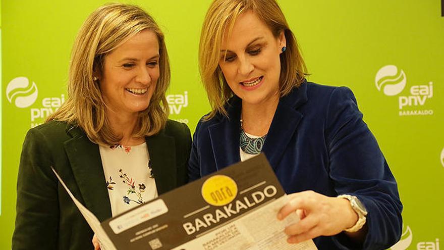 La portavoz del PNV en Barakaldo, Amaia del Campo, e Itxaso Atutxa, presidenta del Bizkai Buru Batzar, durante la presentación.