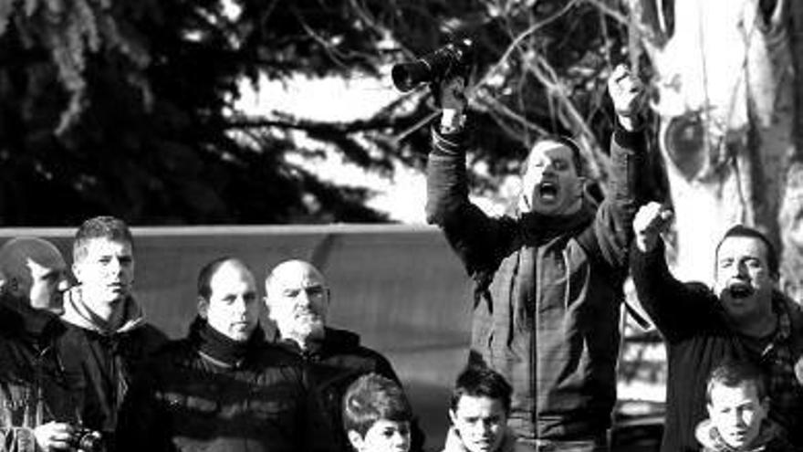 Gaizka Tollar celebra el tercer tanto de Mendigoiti.