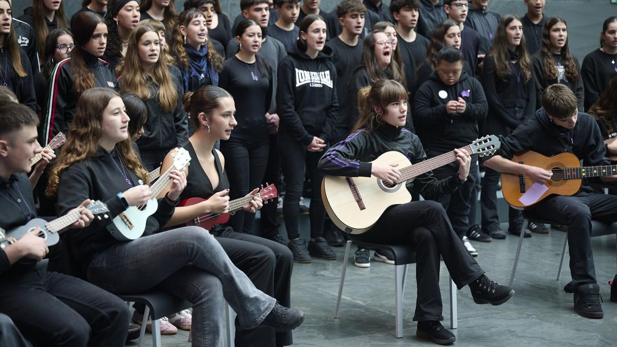Alumnado del instituto Iturrama interpreta una pieza musical en el Parlamento con motivo del 25N.