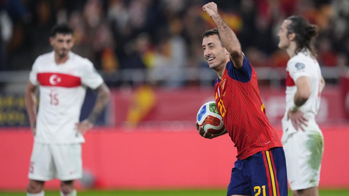 Mikel Oyarzabal celebra el gol que ha marcado a Turquía en La Cartuja.