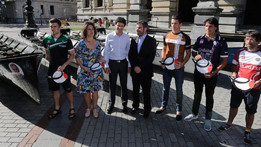 Unai Rementeria y Lorea Bilbao, junto al presidente de la ACT y a los representantes de Urdaibai, Kaiku, Zierbena y Ondarroa.