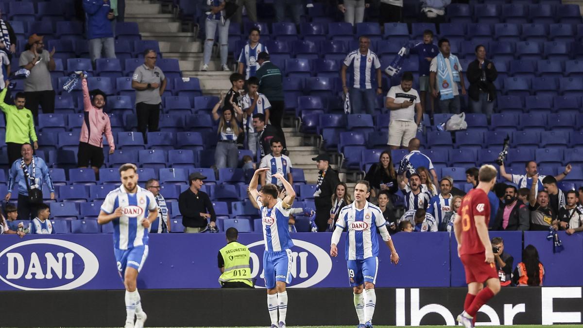 Javi Puado celebra el gol del empate ante el Valencia