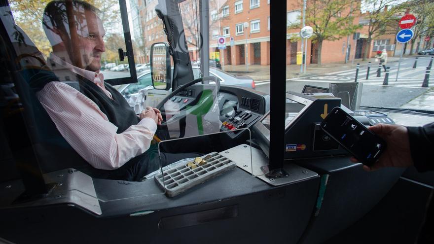 El pago de la villavesa con tarjeta bancaria y móvil sube y ya solo el 3,28% de los viajeros utiliza metálico