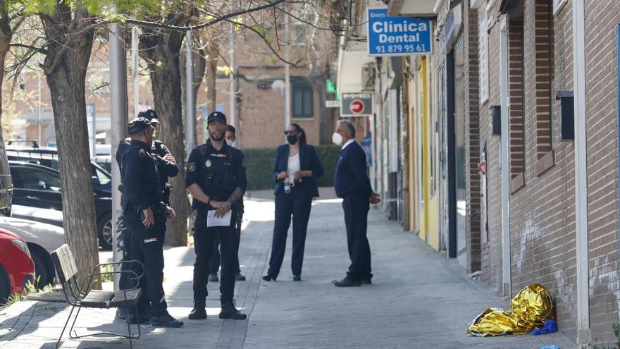 Una mujer mata a una vecina a puñaladas y muere al tirarse por la ventana