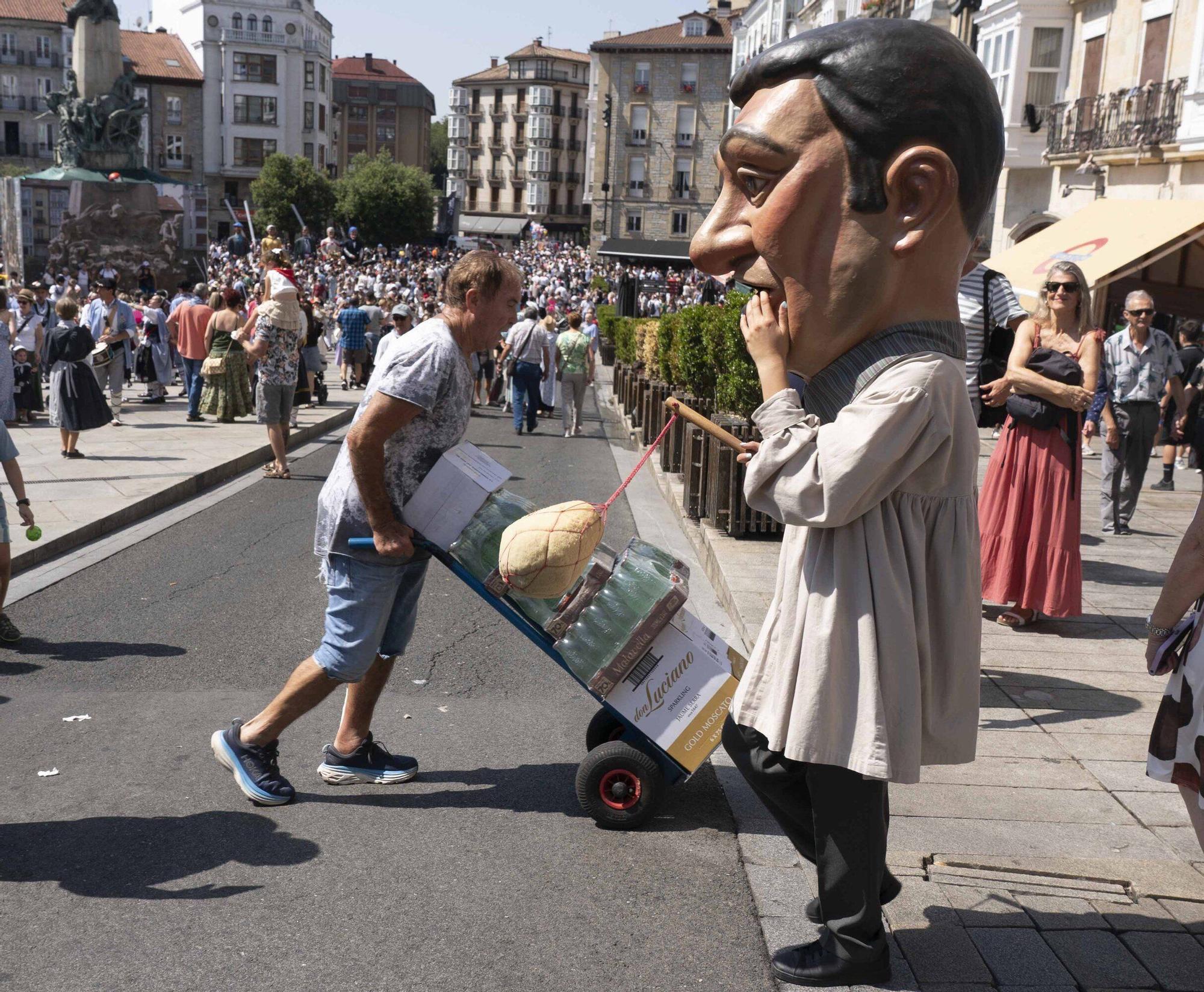 En imágenes: Edurne y Celedón Txiki abarrotan un año más la plaza de la Virgen Blanca