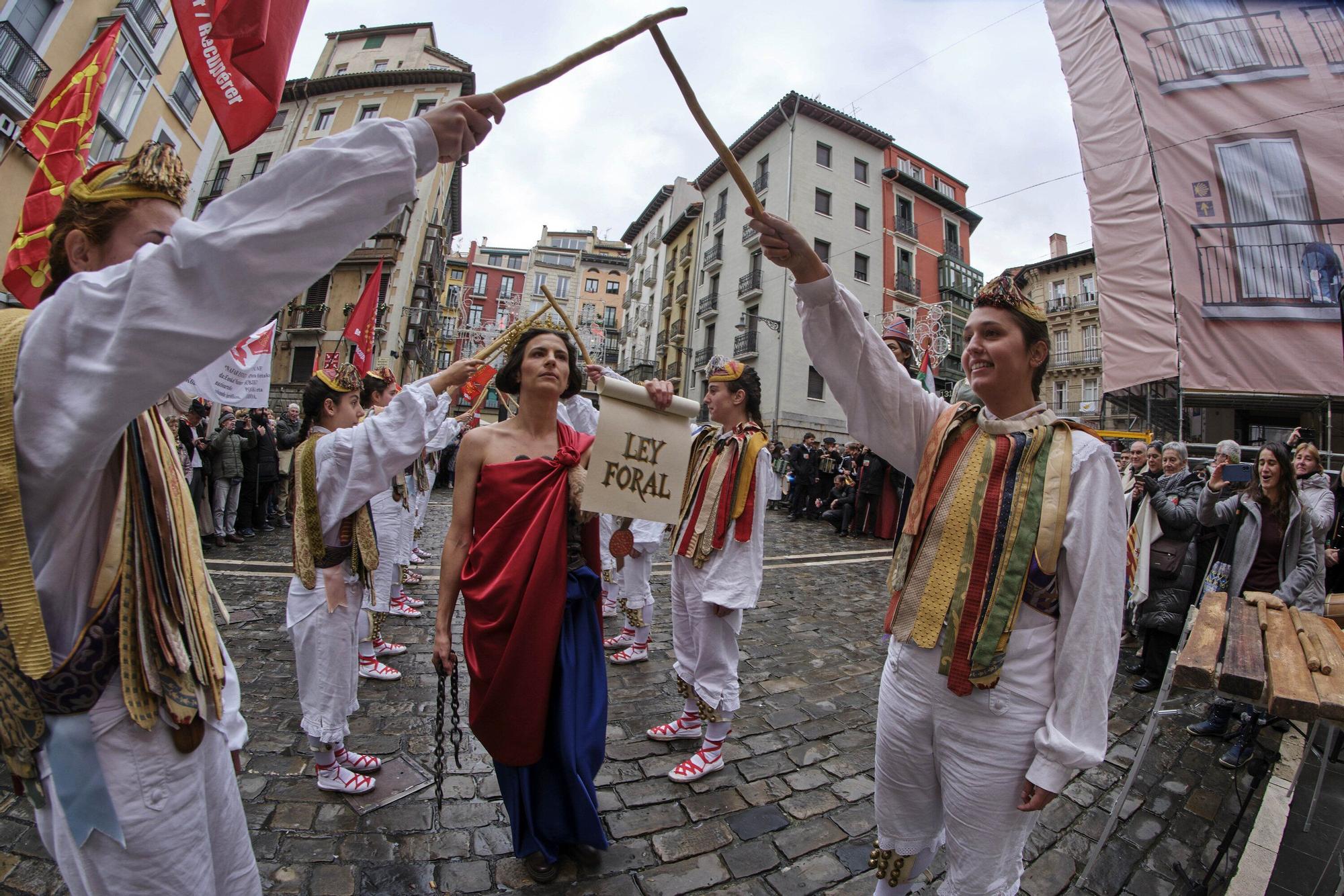 Fotos del homenaje a la estatua que corona el monumento que se erigió hace más de 100 años recordando la lucha popular en el Día de Navarra