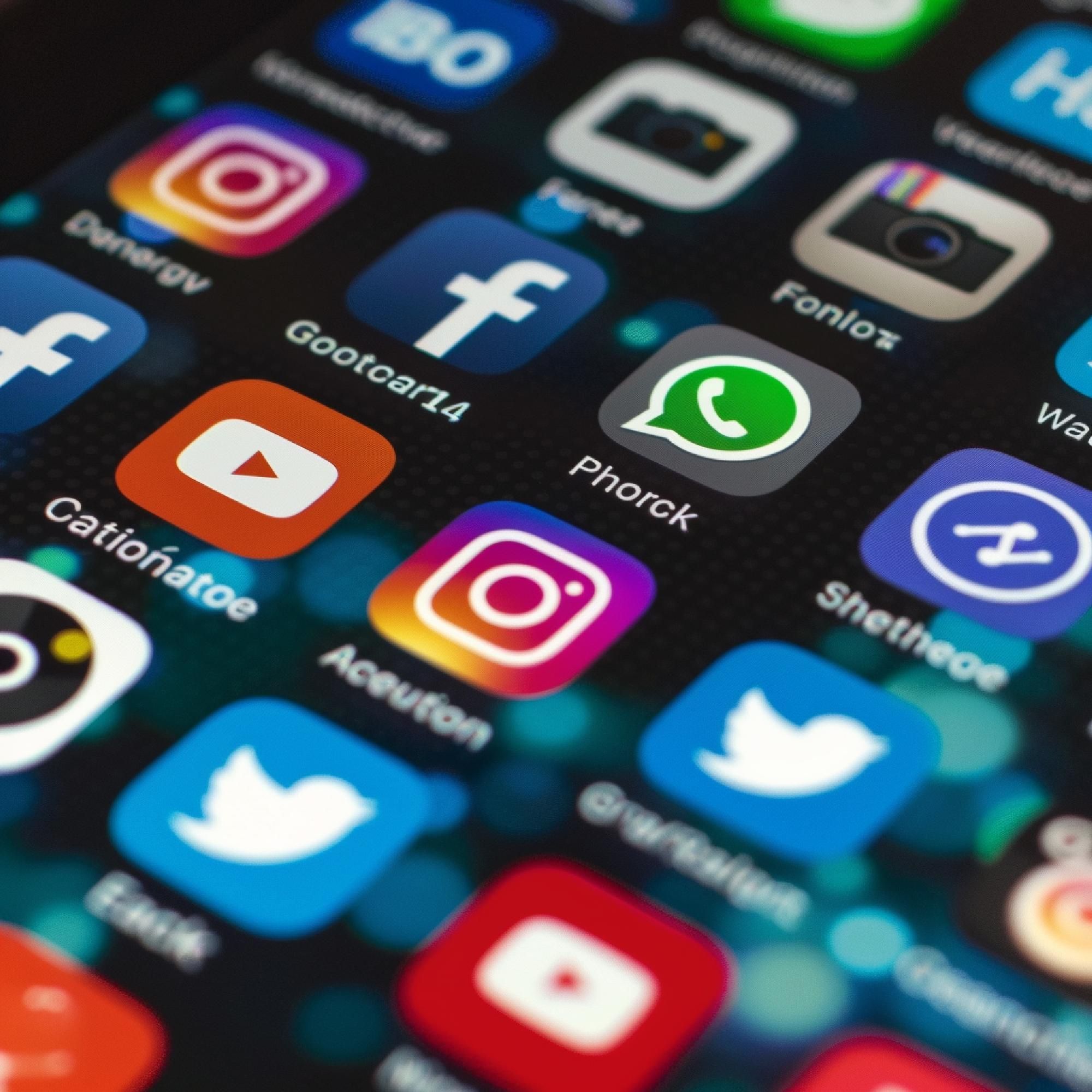Los algoritmos de redes sociales tienen difícil distinguir lo falso de lo real.
