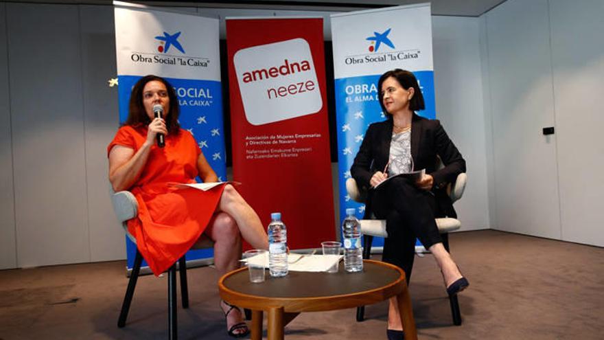 Ana Díez Fontana, directora territorial de CaixaBank, y Cristina Sotro, presidenta de Amedna.