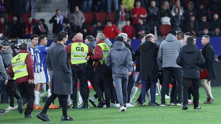 Osasuna-Alavés | Lío a pie de campo y en vestuarios tras el choque