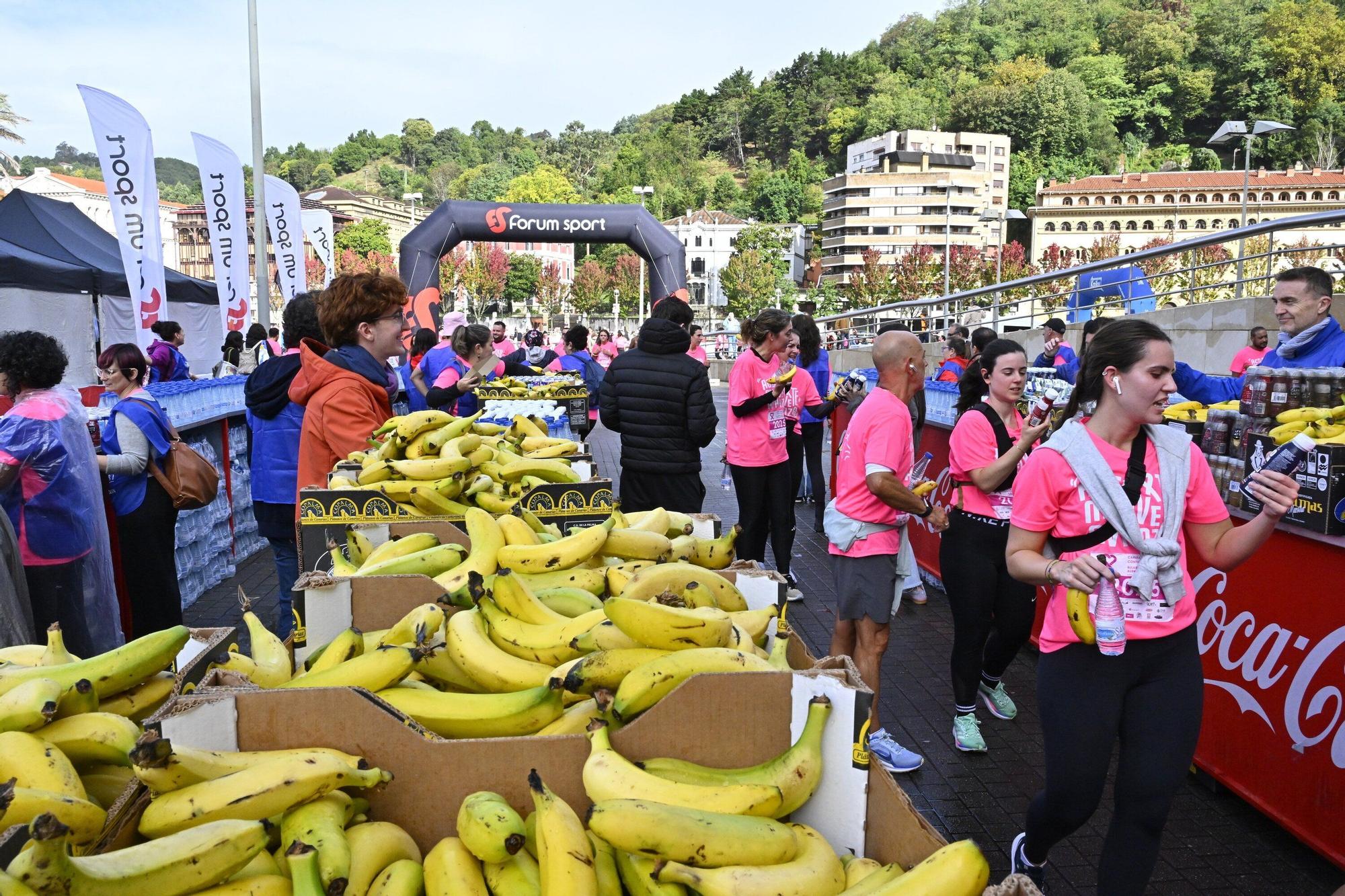 En imágenes: los paraguas tiñen la marea rosa de Bilbao