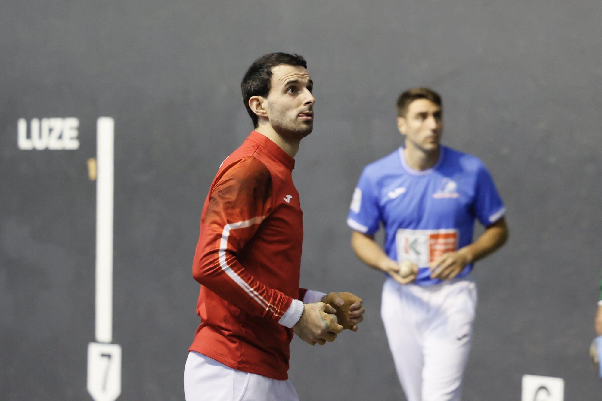 Jokin Altuna y Peio Etxeberria eligen material en el Atano III de Donostia para la semifinal del Cuatro y Medio.