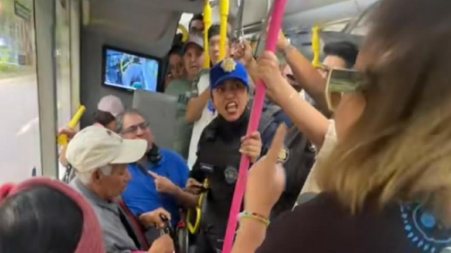 Una policía defiende a un hombre en silla de ruedas tras ser increpado por ocupar el espacio reservado en un autobús