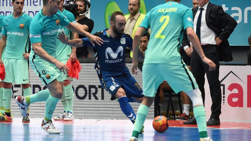 El jugador portigués del Movistar Inter Ricardinho (c) disputa un balón con Sergio Lozano (i) del Barcelona