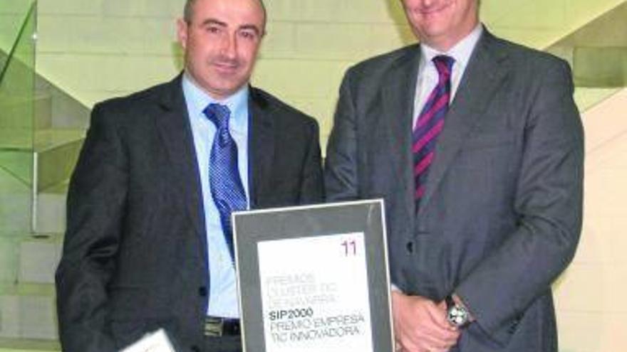 Javier Martínez (izquierda), recogiendo el premio TIC 2011.