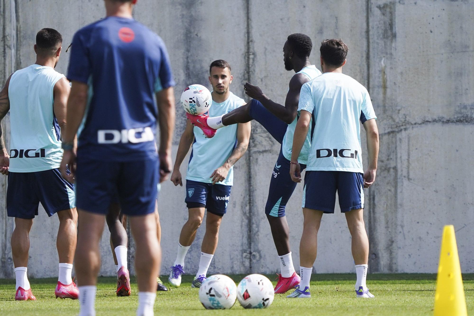 En imágenes: el Athletic entrena con Paredes y sin Adu Ares