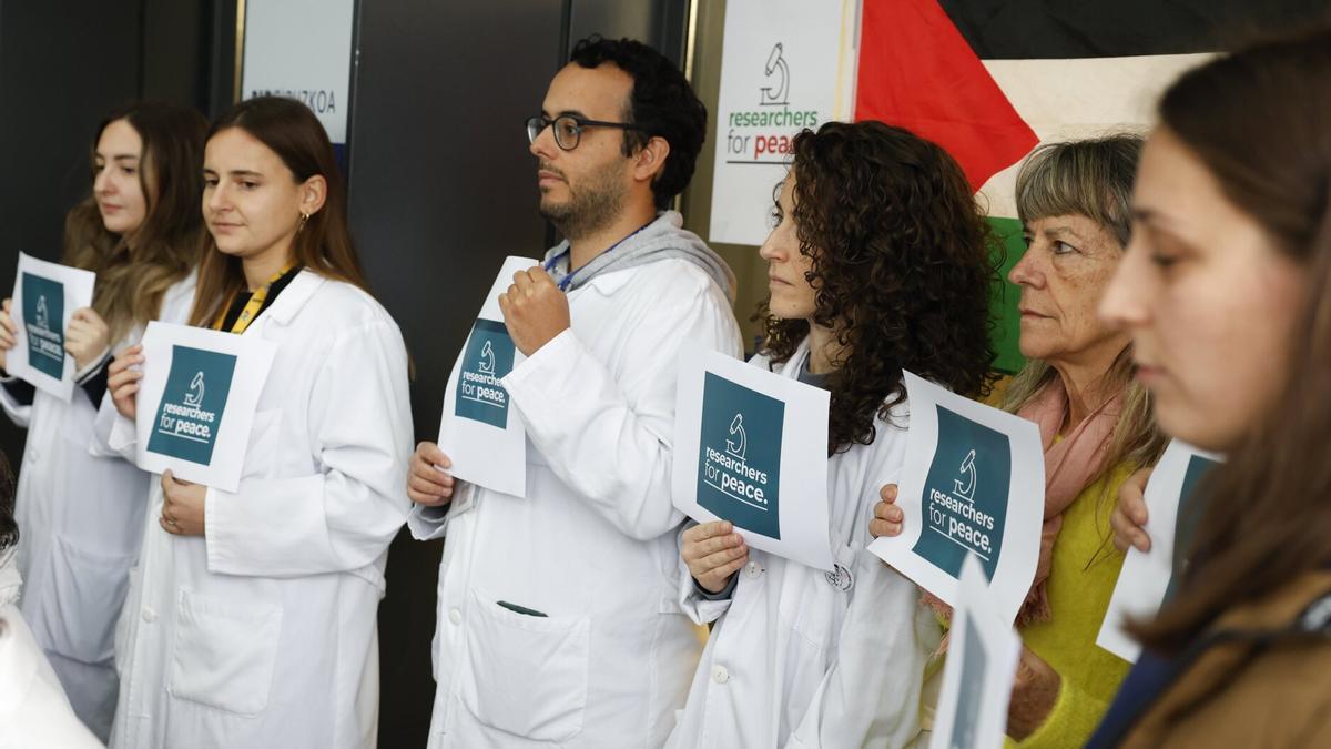 Personal de los institutos de investigación sanitaria de Euskadi agrupados en la iniciativa &#039;Researchers for peace (R4p)&#039; presentan este miércoles en San Sebastián una iniciativa para pedir la ruptura de relaciones y colaboraciones con entidades israelíes.