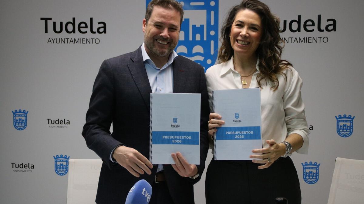 Alejandro Toquero, alcalde de Tudela, y Reyes Carmona, edil de Hacienda, en la presentación de los presupuestos de 2026.