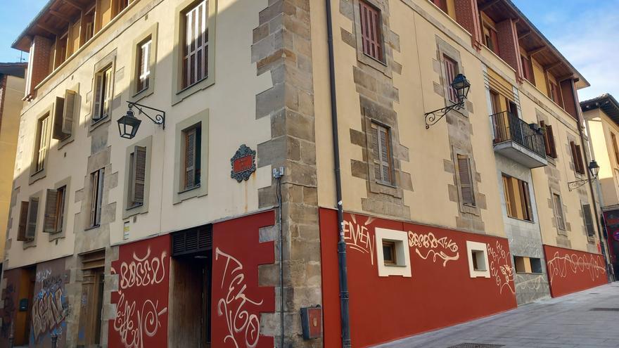 Un día han durado las paredes sin grafitis en el Casco Viejo de Vitoria