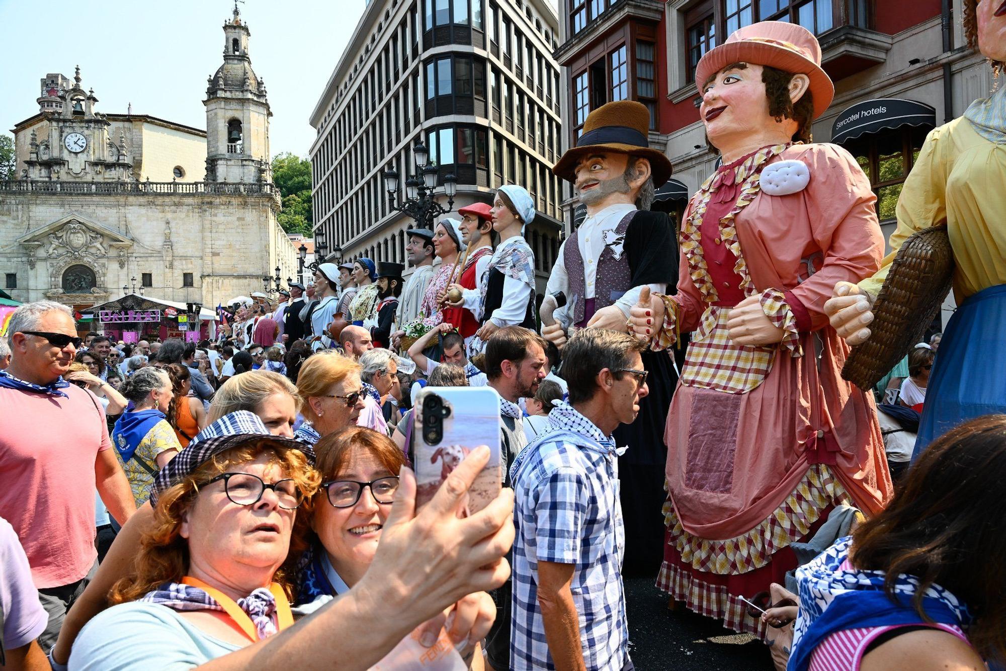 En imágenes: Los gigantes y cabezudos despiden Aste Nagusia a lo grande