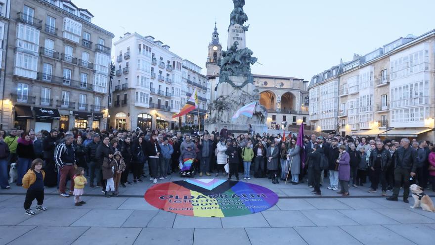Decenas de personas condenan el ataque homófobo a dos jóvenes en Vitoria-Gasteiz
