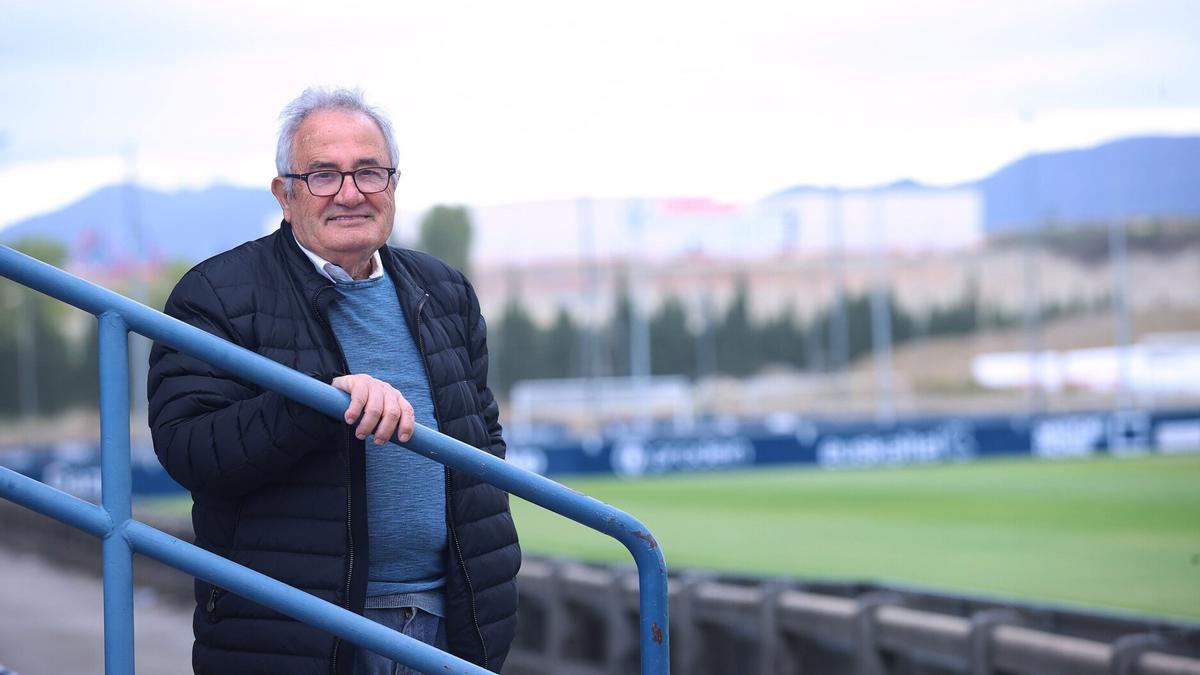 Luis Sabalza, posando en la grada de uno de los campos de entrenamiento de Tajonar.