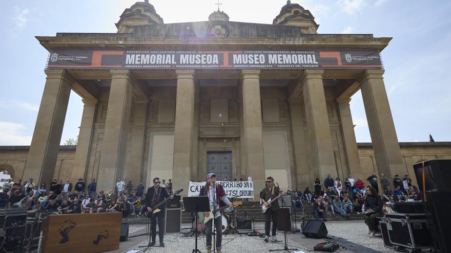 Fotos del concierto sorpresa de El Drogas ante el Monumento a Los Caídos