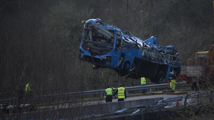 Logran sacar el autobús de pasajeros accidentado del cauce del río Lérez en Pontevedra