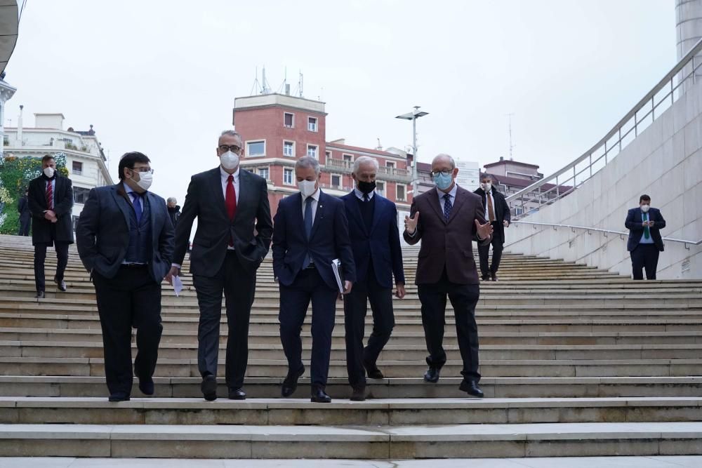 De izquierda a derecha, Iñaki González, director de Deia; Kike Hermosilla; director de desarrollo de Deia; el lehendakari Iñigo Urkullu; Iñaki Alzaga, presidente del Grupo Noticias, y Juanjo Baños, director general del Grupo Noticias.