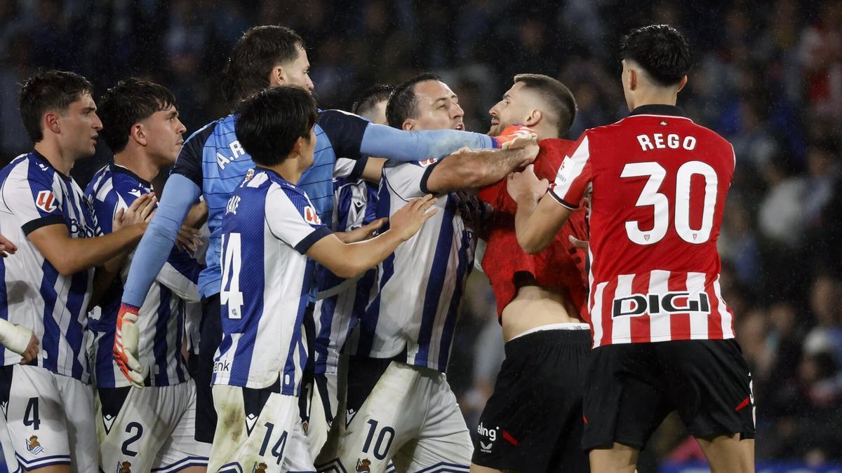 Oyarzabal y otros jugadores realistas tratan de frenar a Sancet al término del partido.