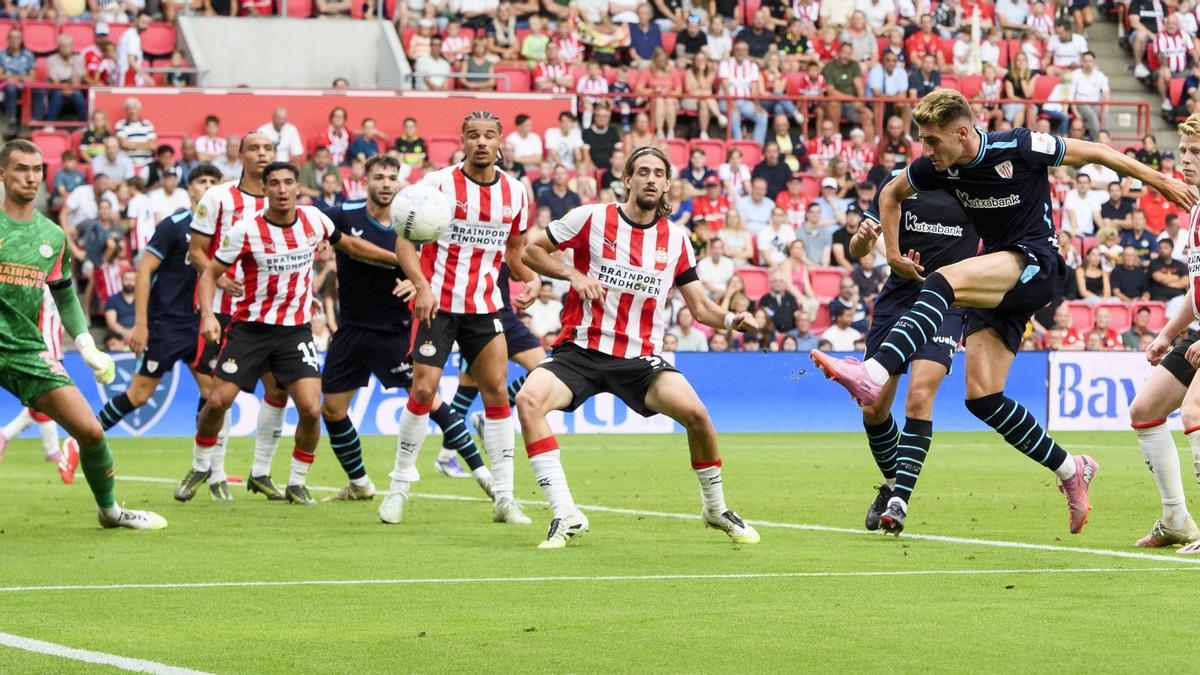 Robert Navarro golpea el balón en un lance del encuentro amistoso disputado el sábado en Eindhoven entre el PSV y el Athletic.